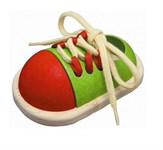 Деревянная развиающая игрушка Башмачок шнуровка PLAN TOYS