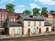 Сборная модель Строение для железной дороги Вокзал Flohatal 1:87 HO Auhagen 11368