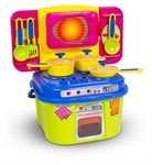 Кухня с набором пластиковой посуды